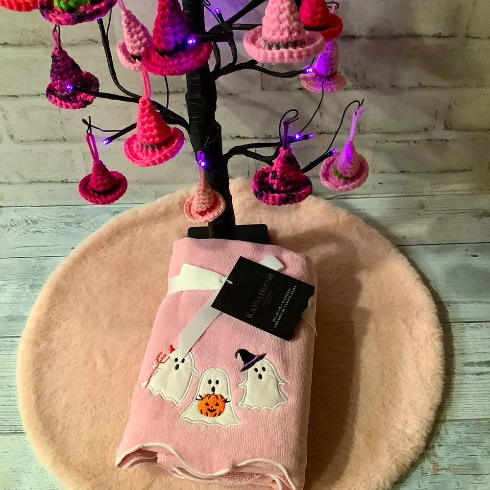 KASSADECOR Set Of 2 Pink Costume Ghost Hand Towels